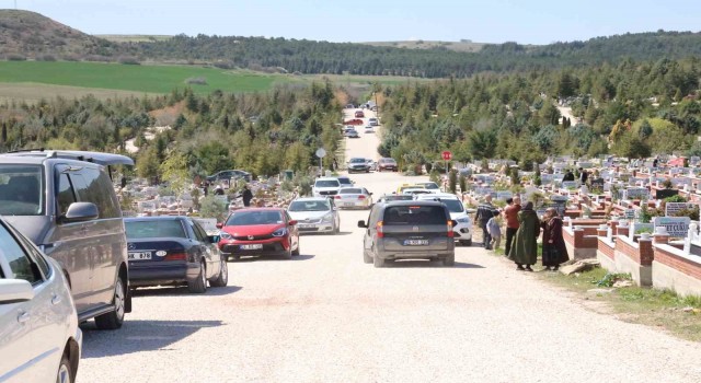 Kaybettikleri yakınlarını bayramda yalnız bırakmadılar