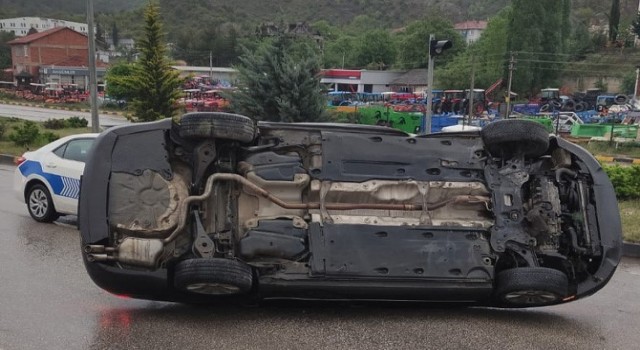 Kayganlaşan yol kazaya neden oldu; 3 yaralı