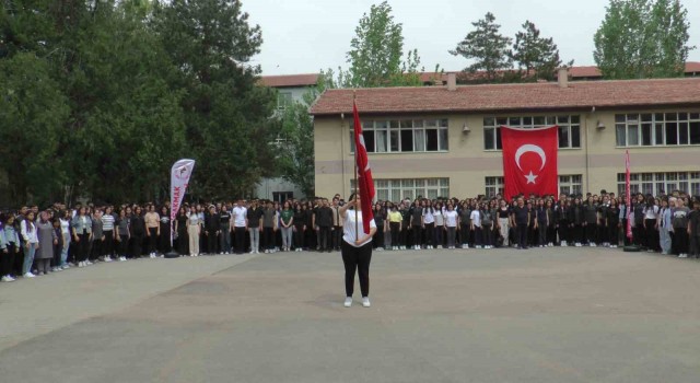 Kayseride öğrenciler Mareşal Fevzi Çakmakı andı