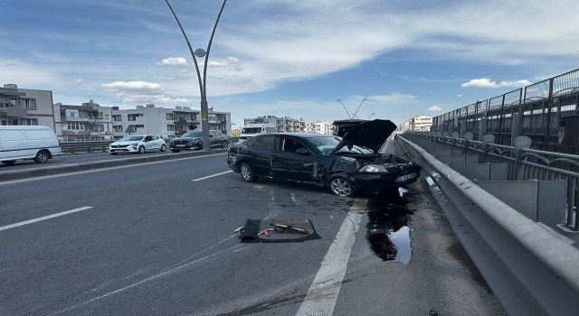 Kayseride otomobil aydınlatma direğine çarptı: 1i ağır 2 yaralı