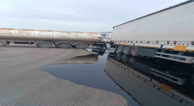 Kazaya karışan tankerin deposu delindi, binlerce litre yağ oluk oluk yollara aktı