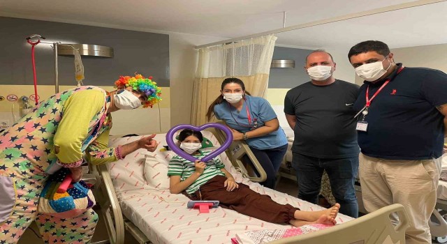 Kemik iliği nakli olan ve nakil bekleyen çocuklara ‘palyaço sürprizi