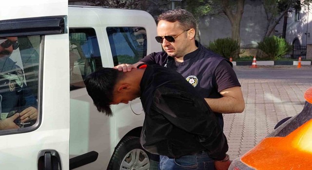 Kendini polis ve savcı olarak tanıtıp altın ve paraları alan dolandırıcı tutuklandı