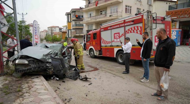 Kırıkkalede otomobil ile cip kafa kafaya çarpıştı: 2si ağır 3 yaralı