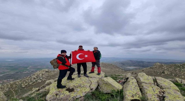 Kırşehirli dağcılar Baran Dağlarında Türk bayrağı açtı