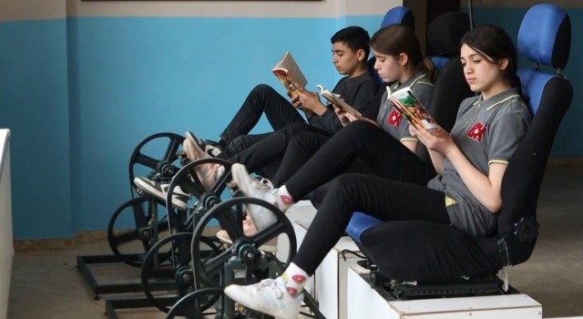 Kitap okurken okulun elektriğini üretiyorlar