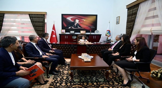 Koltuğa oturan depremzede öğrenci: Binaların yüksek olmasını istemiyorum