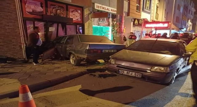 Kontrolden çıkan otomobil dükkana daldı: 1 yaralı