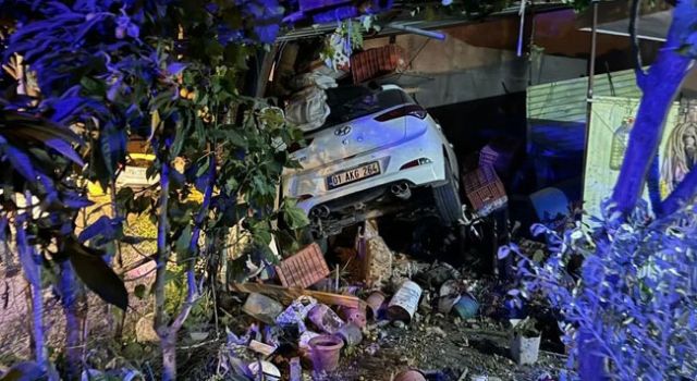 Kontrolden Çıkan Otomobil Eve Çarptı