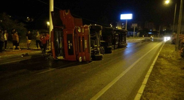 Kontrolden çıkan otomobil kaldırıma vurdu, ona metreler kala tır devrildi