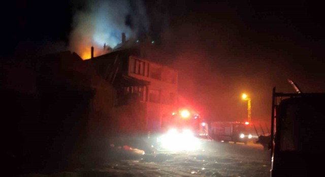 Konyada 3 katlı evde korkutan yangın