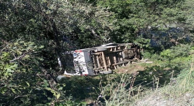Köşkte minibüs uçuruma yuvarlandı: 1 ölü
