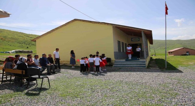 Köy okulunda 12 yıl sonra 23 Nisan coşkusu