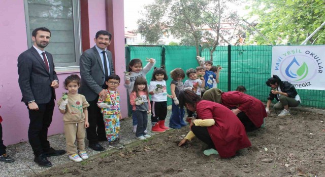 Köyceğizde minikler çilek fidelerini toprakla buluşturdu