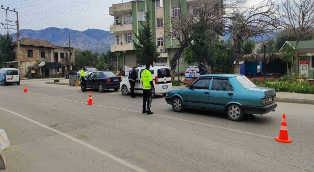 Kozanda uyuşturucu satmak ve dolandırıcılık suçundan aranan iki kişi yakalandı