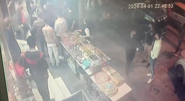 Küçükçekmecede bıçaklı kavga kameraya yansıdı