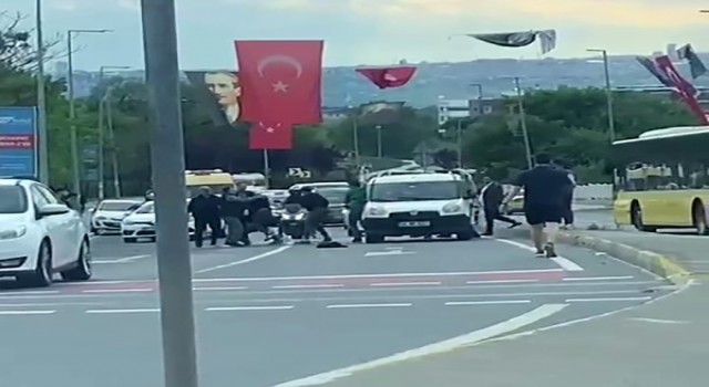 Küçükçekmecede motosikletliler, sürücüye saldırdı: O anlar kamerada