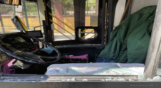 Küçükçekmecede yolcu İETT otobüsünün sileceğini ve camını kırdı