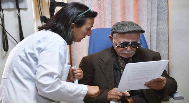Kulakları duymayan 86 yaşındaki Cemil amca Eşrefpaşa Hastanesinde tedavi oldu