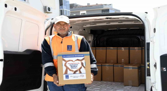 Kuşadasında Ramazan yardımları sürüyor