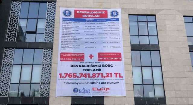 Kütahya Belediyesinin borcu belediye binasına asıldı