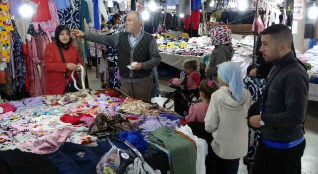Kütahyada kıyafet pazarı vatandaşların akınına uğruyor