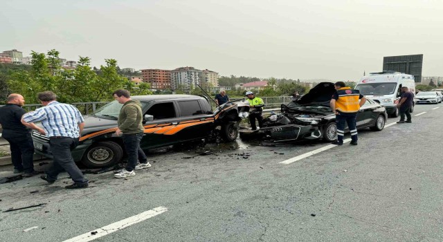 Lüks otomobil yol kenarında arıza yapan araca çarptı: 1 yaralı