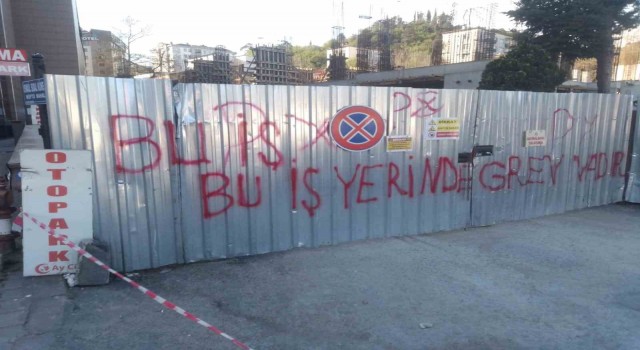 Maaş alamadıklarını iddia eden işçiler iş bırakma eylemi yaptı
