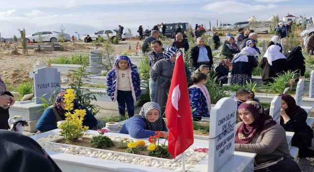 Malatyada mezarlıkta hüzünlü bayram