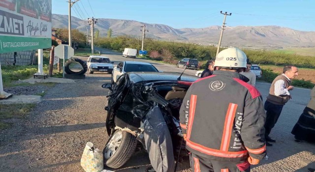 Malatyada otomobil ile çarpışan yolcu otobüsü devrildi: 1i ağır 22 yaralı