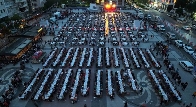 Manisalılar, Büyükşehirin iftar sofrasında buluştu