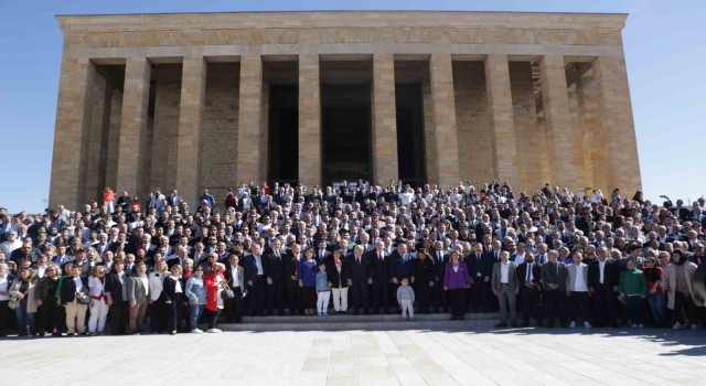 Mansur Yavaş ile 16 ilçe belediye başkanı Anıtkabiri ziyaret etti