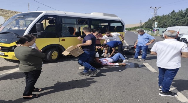 Mardinde minibüs ile motosiklet çarpıştı: 3 yaralı