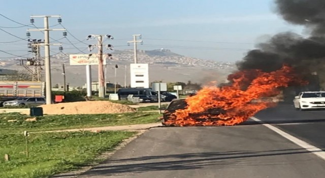 Mardinde park halindeki otomobil alev topuna döndü