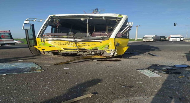 Mardinde tır ile halk otobüsü çarpıştı: 12 yaralı