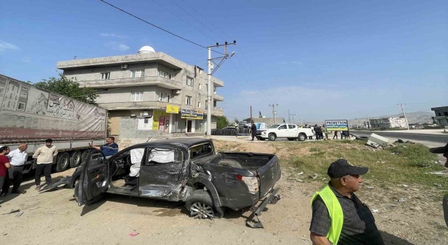 Mardinde tır ile kamyonet çarpıştı: 3 yaralı