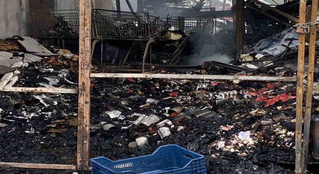 Market yangınında bin 350 metrekare kapalı alanın tamamı kül oldu