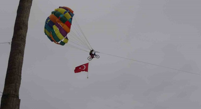 Marmariste bisikletli paraşütçü adeta şov yaptı