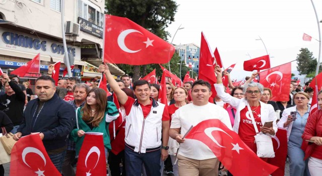 Marmaristeki 23 Nisan kortejinde 104. yıl coşkusu