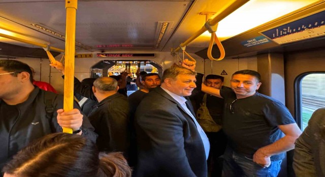 Metroda Başkan Tugayı görenler önce şaşırdı sonra fotoğraf çektirdi
