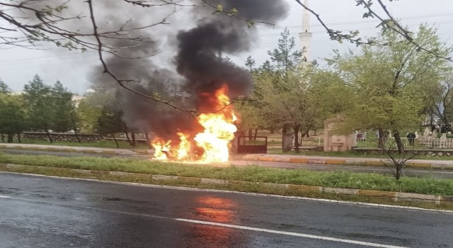 Mezarlığa giden ailenin otomobili alevlere teslim oldu