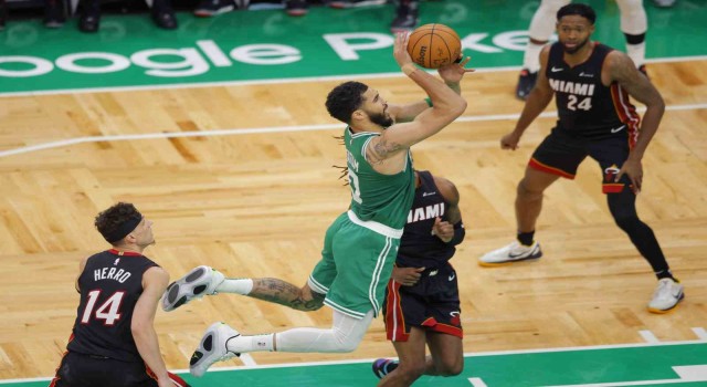 Miami, Bostonı deplasmanda yendi, seriyi 1-1 yaptı