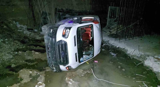Minibüs çukura düştü: 2 yaralı
