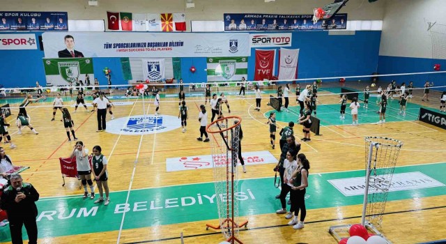 Minik sporcular, voleybol şenliğinde buluştu