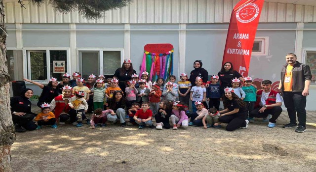 Miniklere deprem tatbikatı eğitimi