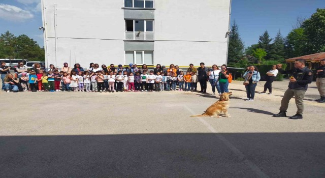 Mithat Paşa İlkokulunun ana sınıfı öğrencileri velileri ve idari personeli Eskişehir Emniyet Müdürlüğünü ziyaret etti