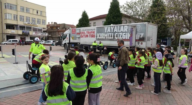 Mobil Trafik Eğitim Tırı ile çocuklar bilgi edindi