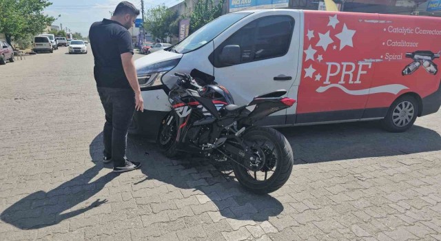 Motosiklet araca ok gibi saplandı