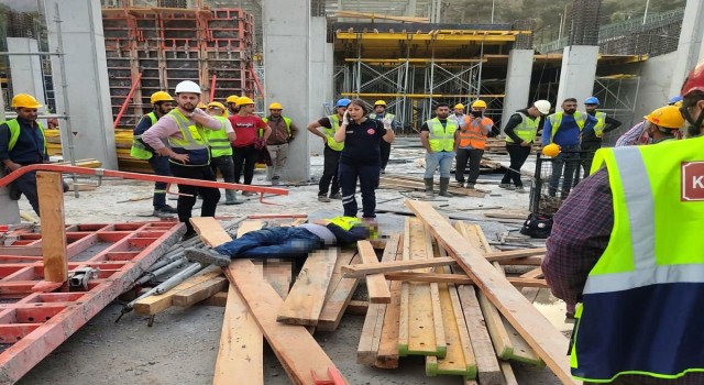 Muğlada inşaatta çelik kalıp işçilerin üzerine düştü: 1 ölü, 1 yaralı