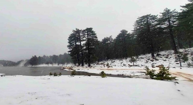 Muğlanın yüksek dağlarına Nisan karı